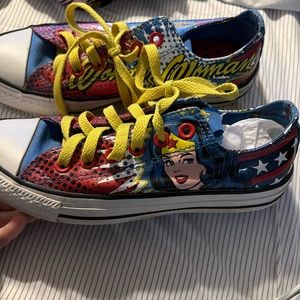 Wonder Woman converse
